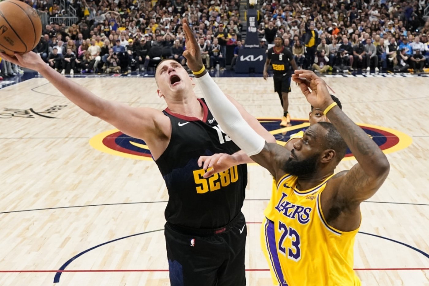 Jokic (à gauche) et les Nuggets mènent 3-0 face aux Lakers de LeBron James KEYSTONE
