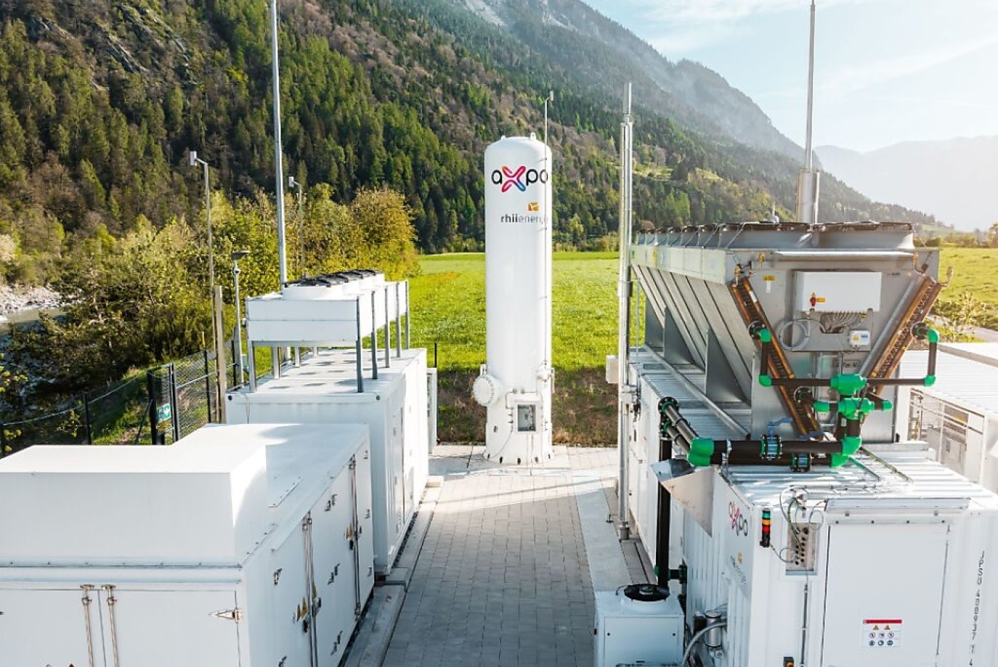 L'installation inaugurée vendredi se trouve au bord du Rhin, à proximité immédiate de la centrale hydraulique de Reichenau, à laquelle elle est directement connectée. Axpo