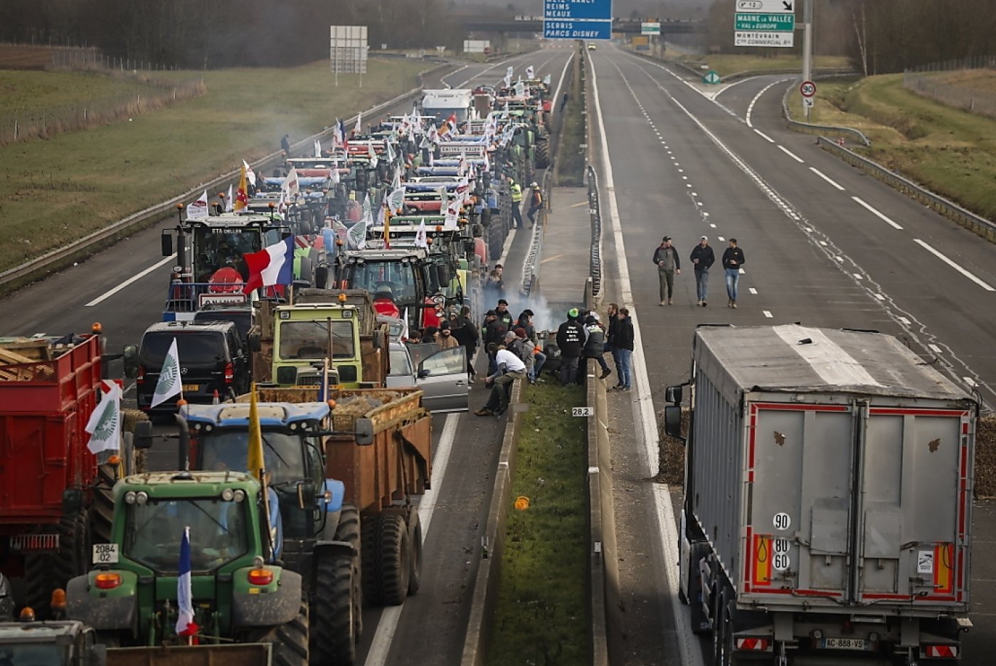 Les agriculteurs français avaient protesté notamment en bloquant des autoroutes, comme ici à Jossigny près de Paris (archives). KEYSTONE
