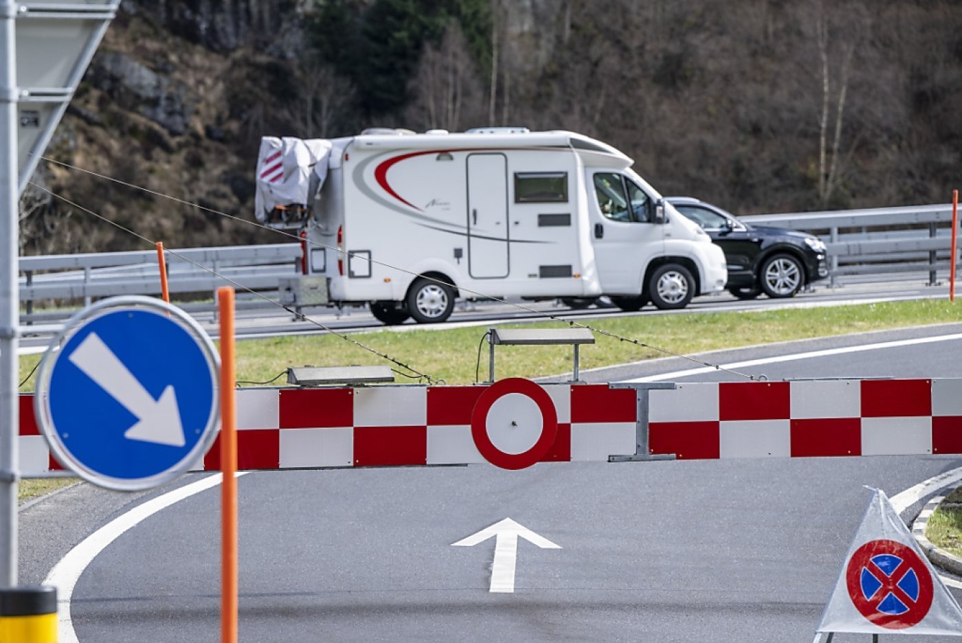 Lorsque les bouchons atteignent une certaine longueur, la police cantonale uranaise ferme les entrées de l'autoroute dans la haute vallée de la Reuss, comme ici à Wassen le 23 mars 2024 (archives). KEYSTONE