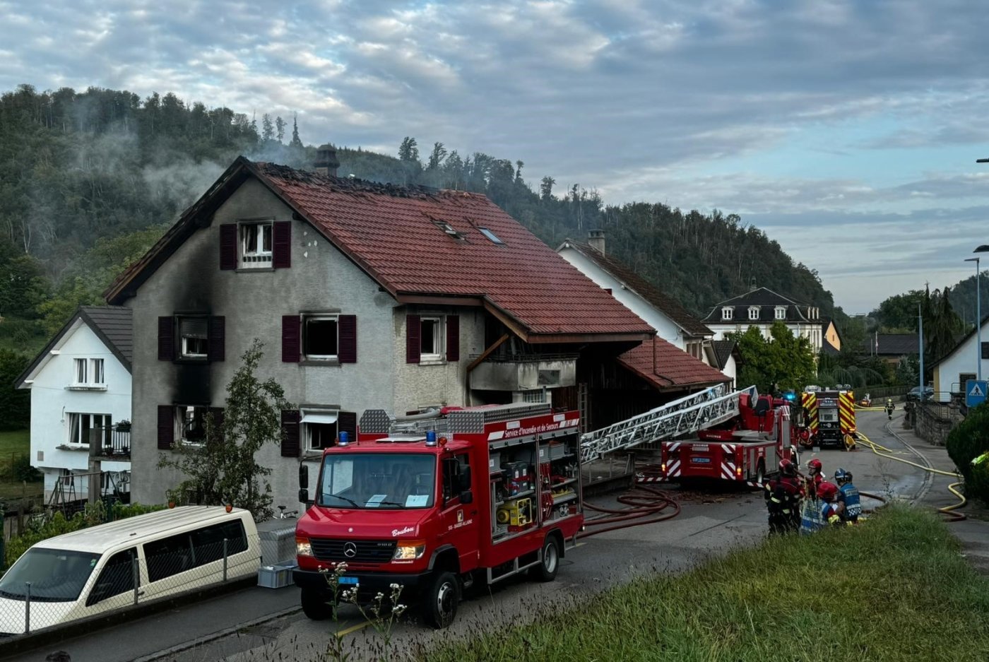 Environ 25 pompiers sont intervenus tôt lundi matin pour un incendie à Buix.