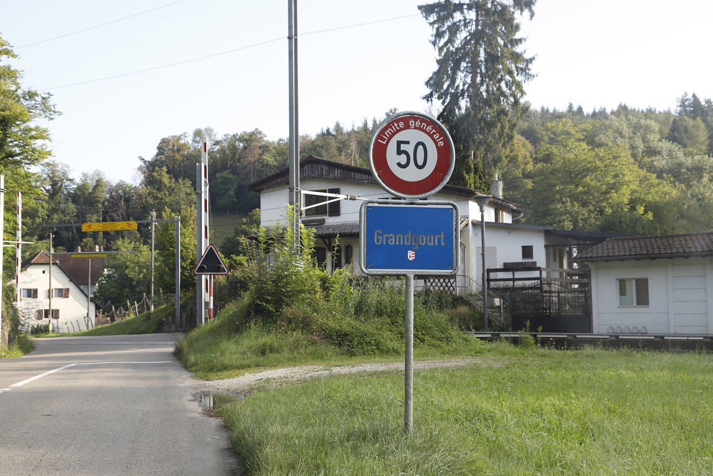 La route traverse Grandgourt.